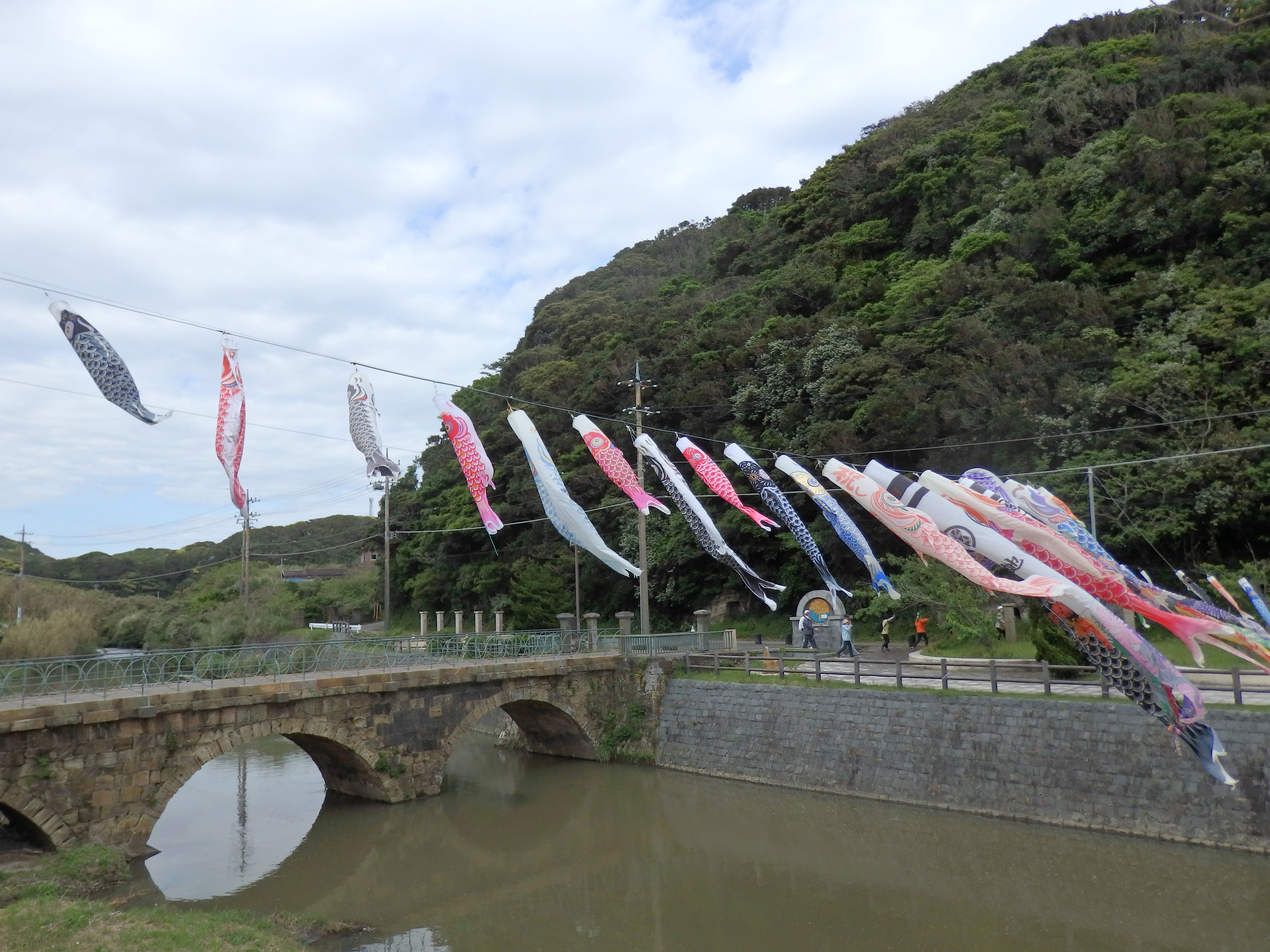 川辺のこいのぼり